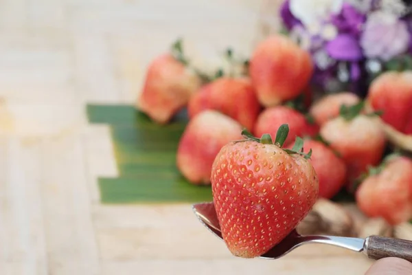 Fresas frescas es delicioso sobre fondo de madera — Foto de Stock