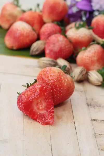 Fresas frescas es delicioso sobre fondo de madera — Foto de Stock