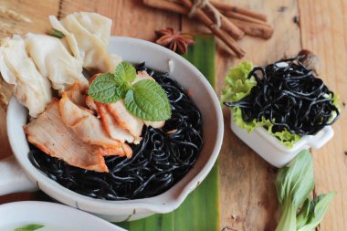 domuz eti ve lezzetli hamur tatlısı ile siyah erişte