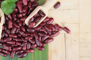 Sağlık ahşap arka plan üzerinde kırmızı fasulye