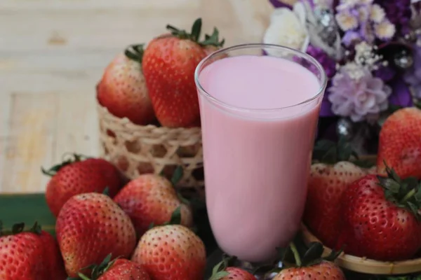 Jahodové mléko je lahodné a čerstvé jahody — Stock fotografie
