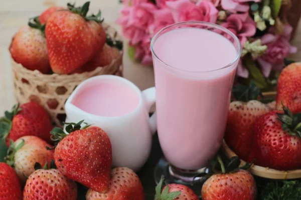 Erdbeermilch ist köstlich und frisch — Stockfoto