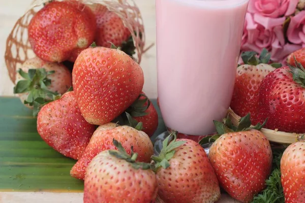 Strawberry milk är läckra och färska jordgubbar — Stockfoto