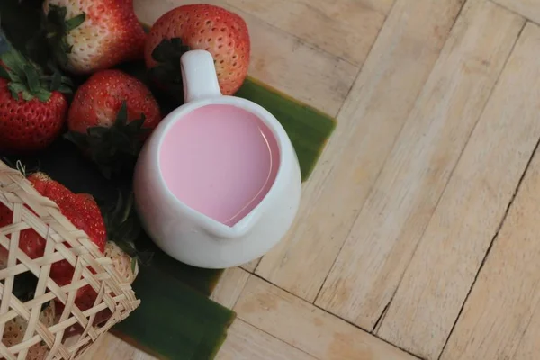 草莓牛奶是好吃又新鲜的草莓 — 图库照片