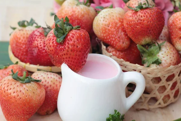 Aardbei melk is lekker en verse aardbei — Stockfoto