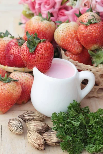 Le lait de fraise est délicieux et fraise fraîche — Photo