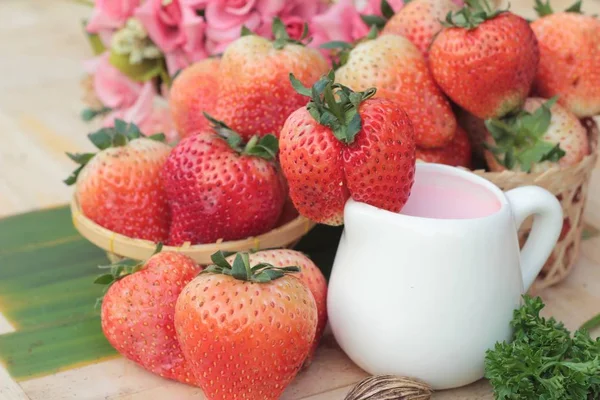 Il latte alla fragola è delizioso e fresco fragola — Foto Stock