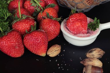 Taze çilek siyah arka plan üzerine lezzetli