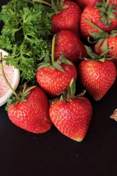 Fresas frescas es delicioso sobre fondo negro — Foto de Stock