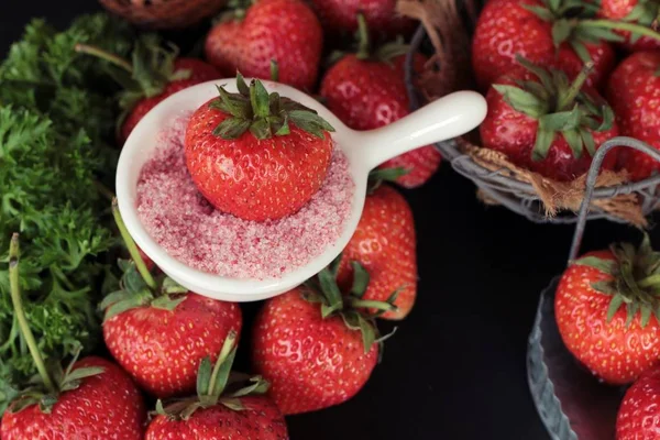 Fragole fresche è delizioso su sfondo nero — Foto Stock