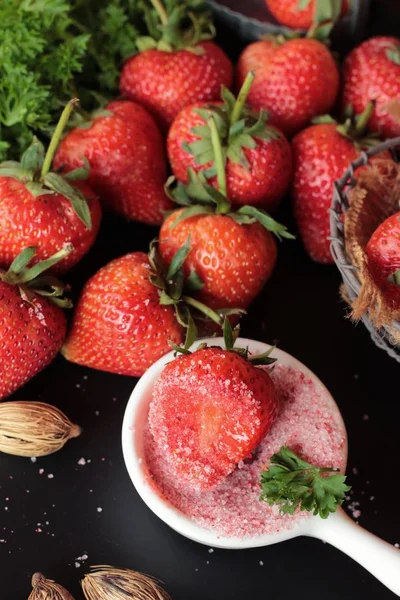 Fresas frescas es delicioso sobre fondo negro — Foto de Stock