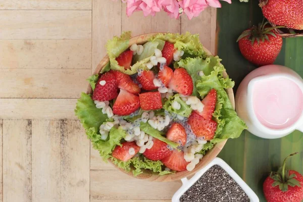 Zutaten für Erdbeersalat, Salat, Chiasamen, Gerste — Stockfoto