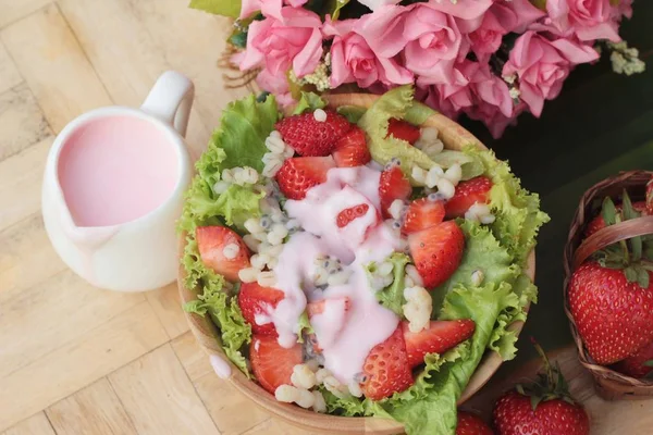 Zutaten für Erdbeersalat, Salat, Chiasamen, Gerste — Stockfoto