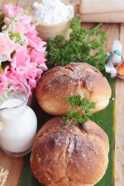 Kepekli ekmek süt ile lezzetlidir 