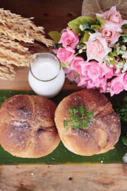 Kepekli ekmek süt ile lezzetlidir 