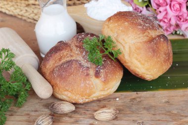 Kepekli ekmek süt ile lezzetlidir 