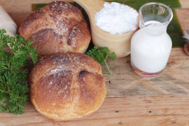 Kepekli ekmek süt ile lezzetlidir 