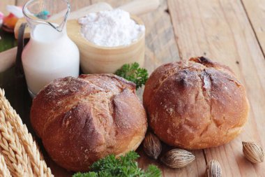 Kepekli ekmek süt ile lezzetlidir 