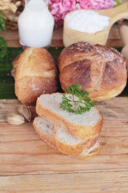 Kepekli ekmek süt ile lezzetlidir 