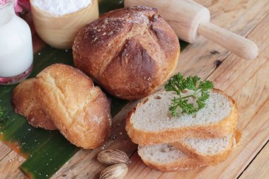 Kepekli ekmek süt ile lezzetlidir 