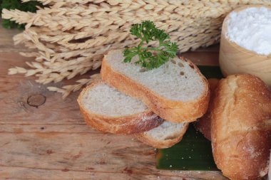 Kepekli ekmek süt ile lezzetlidir 