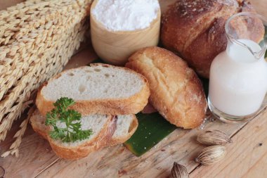 Kepekli ekmek süt ile lezzetlidir 