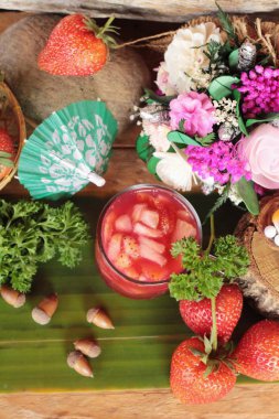 Çilek suyu ve taze çilek lezzetli