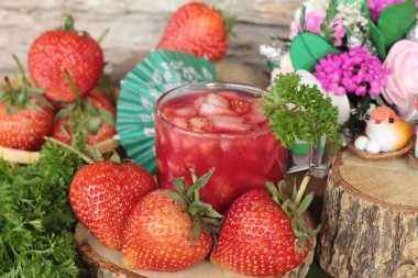 Çilek suyu ve taze çilek lezzetli