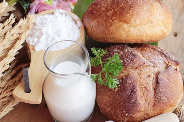 Pan de trigo integral es delicioso con leche —  Fotos de Stock