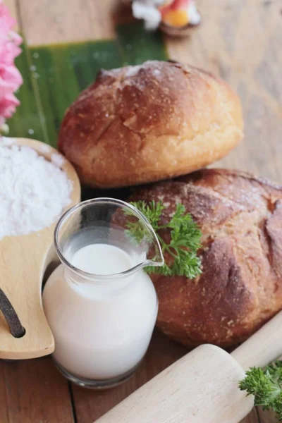 Il pane integrale è delizioso con il latte — Foto Stock