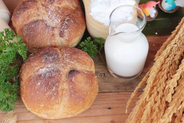 Chleb pełnoziarnisty jest pyszne z mleka — Zdjęcie stockowe