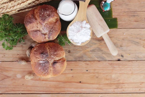 Volkoren brood is heerlijk met melk — Stockfoto