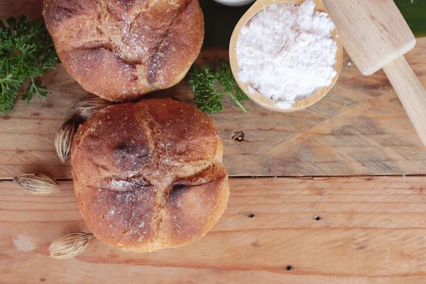 Pan de trigo integral es delicioso con leche — Foto de Stock