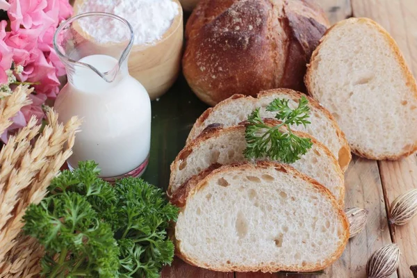Pan de trigo integral es delicioso con leche — Foto de Stock