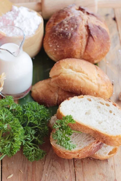 Pan de trigo integral es delicioso con leche — Foto de Stock