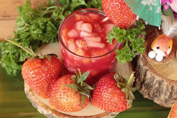 イチゴ ジュース、新鮮なイチゴがおいしい — ストック写真
