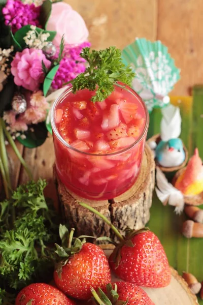 Erdbeersaft und frische Erdbeeren sind köstlich — Stockfoto