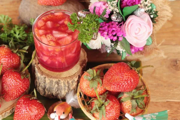 Succo di fragola e fragola fresca è delizioso — Foto Stock