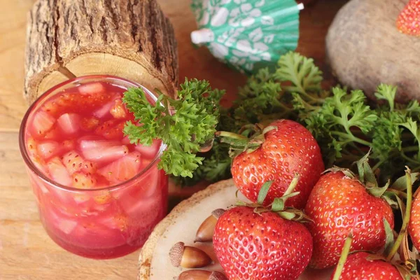 Erdbeersaft und frische Erdbeeren sind köstlich — Stockfoto