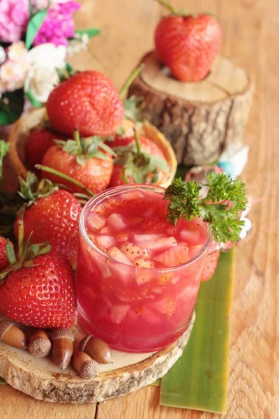 Erdbeersaft und frische Erdbeeren sind köstlich — Stockfoto