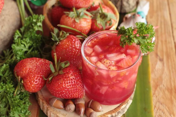 Le jus de fraise et la fraise fraîche sont délicieux — Photo