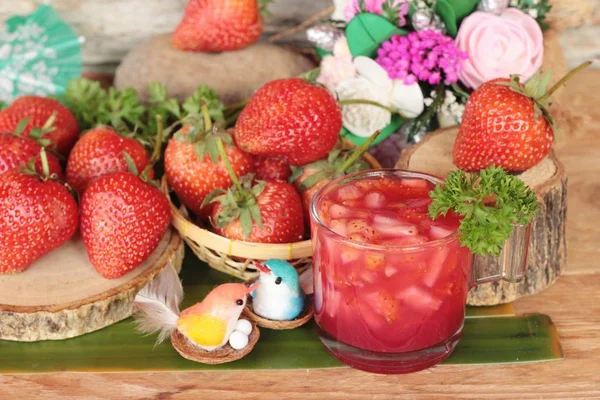 Succo di fragola e fragola fresca è delizioso — Foto Stock