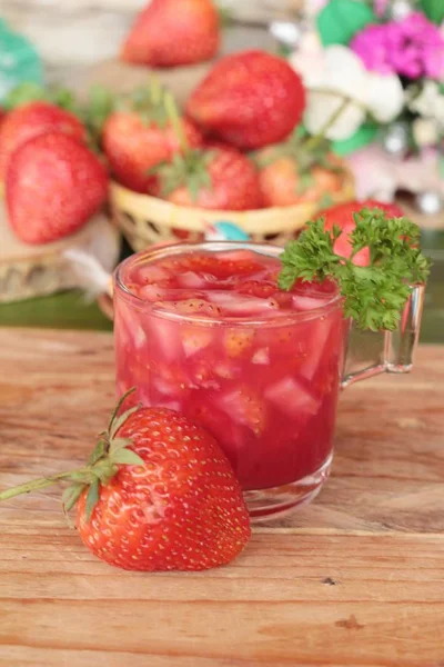Jugo de fresa y fresa fresca es delicioso — Foto de Stock