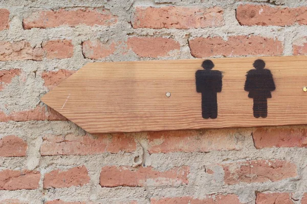 Symbolize arrow pointing go to way toilet — Stock Photo, Image