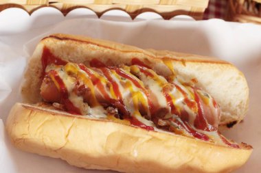 Ekmek ve lezzetli domates ızgara sosis