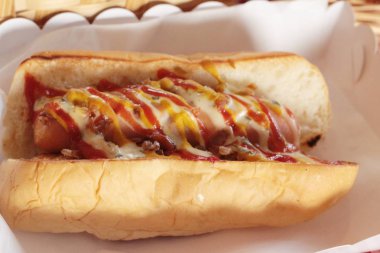 Ekmek ve lezzetli domates ızgara sosis