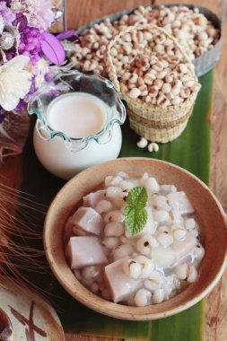 Darı ve taro ile Hindistan cevizi sütü, Tay tatlı