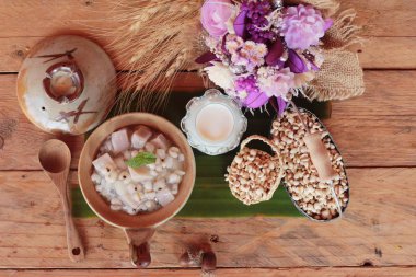 Darı ve taro ile Hindistan cevizi sütü, Tay tatlı