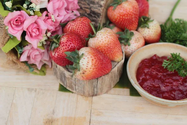 Erdbeermarmelade ist köstlich mit frischen Erdbeeren — Stockfoto