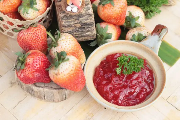 Aardbeienjam is heerlijk met verse aardbeien — Stockfoto